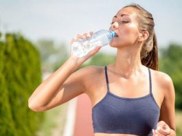 Uống nước sau tập luyện